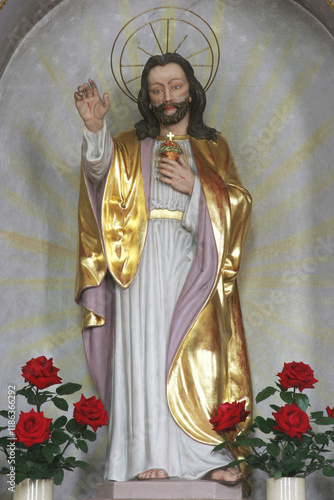 Obraz na płótnie Statue of the Sacred Heart of Jesus on the altar of the Sacred Heart of Jesus in the Church of the Holy Trinity in Visoko, Croatia w salonie