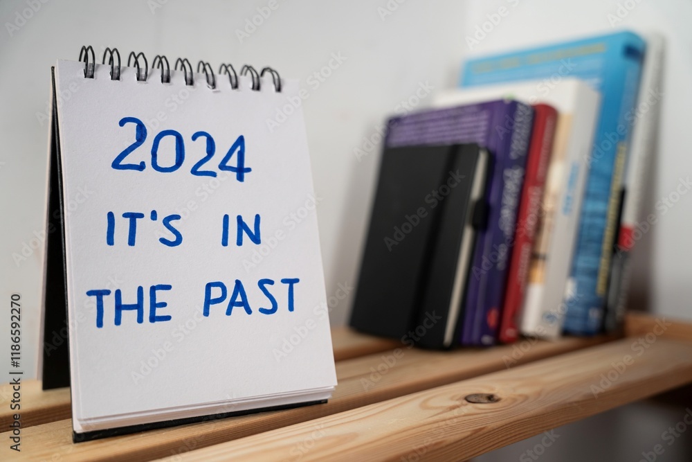 notes na półce z książkami z napisem: 2024 it`sin the past.