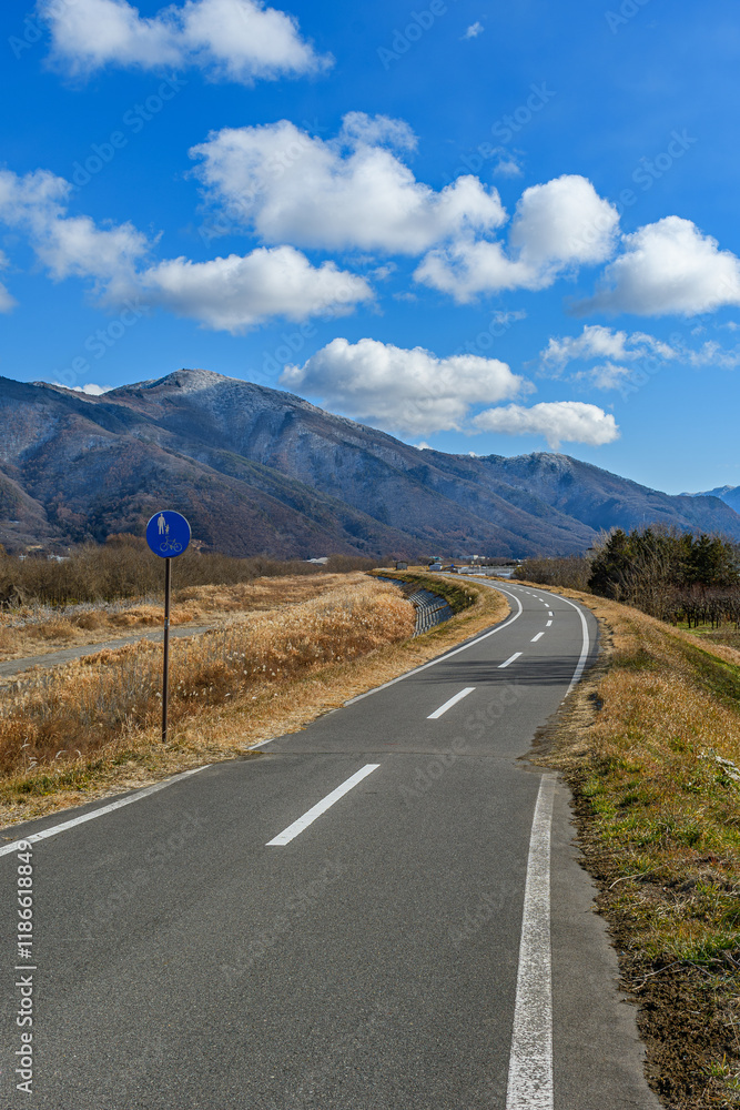 Fototapeta premium 河川敷に続く自転車歩道専用道路