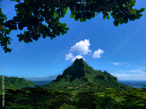 фотографія Scenic mountain and lagoon landscape in Moorea, French Polynesia