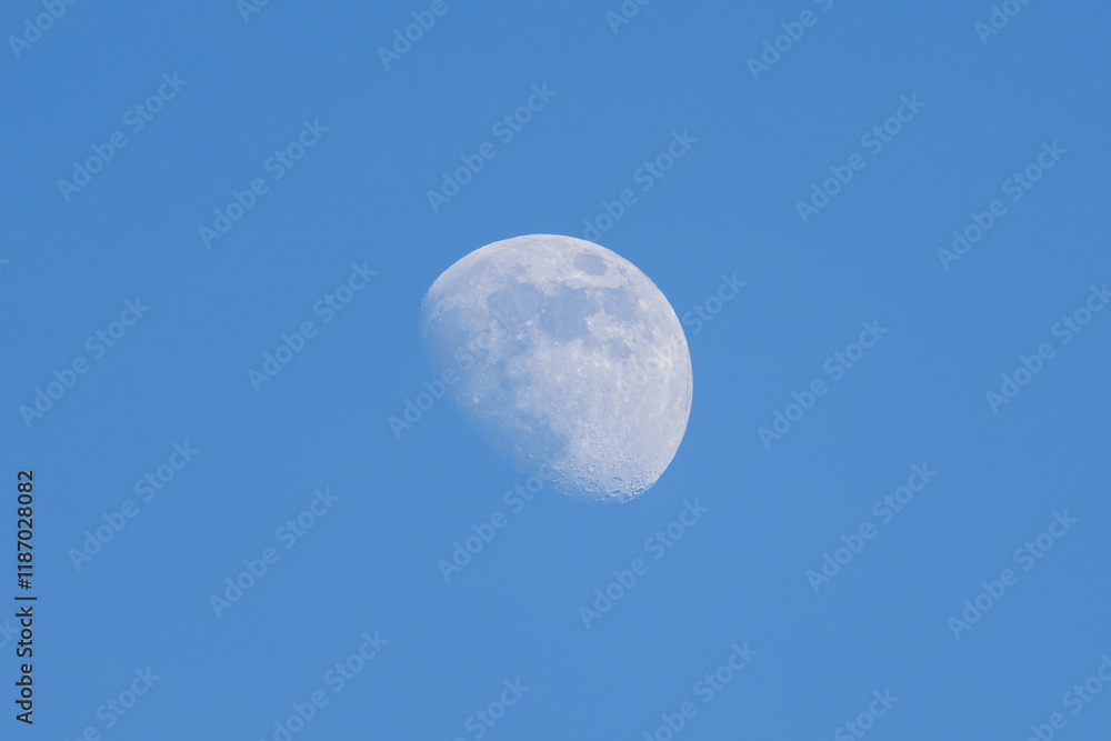 Luna creciente con fondo de cielo azul vista desde España Luna creciente con fondo de cielo azul vista desde España