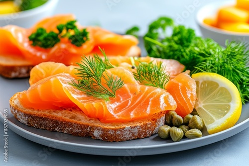 Delicioso plato nórdico de salmón fresco sobre pan con guarniciones de hierbas y cítricos photo