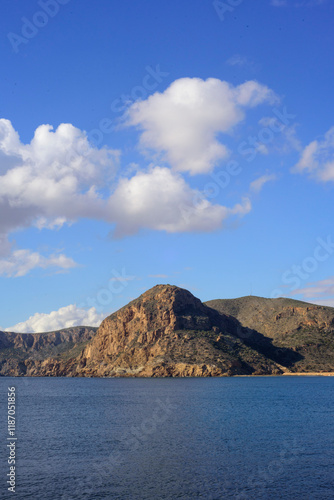 Nube blanca sobre monte rocoso en costa de Murcia