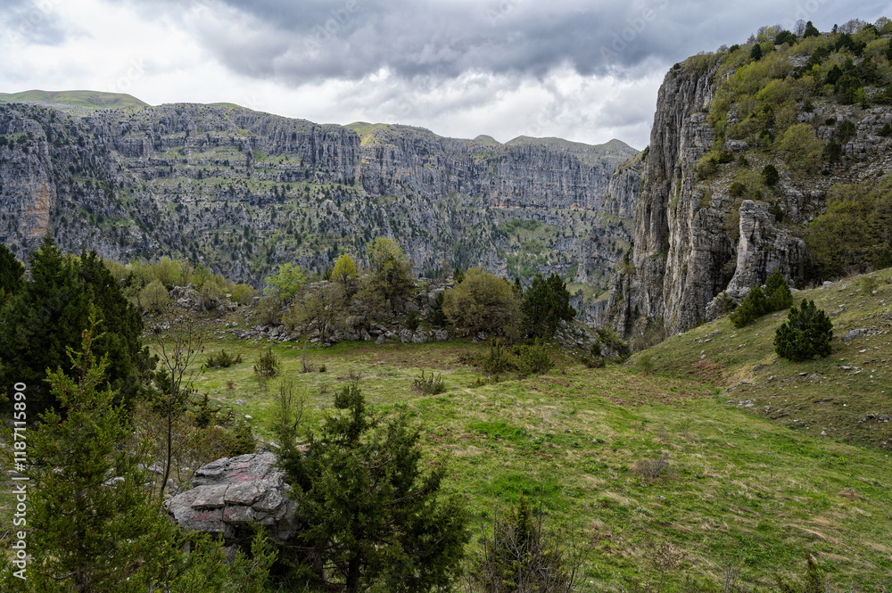 Φωτογραφία View of the Megas Lakkos Gorge in Zagori, Epirus, Greece