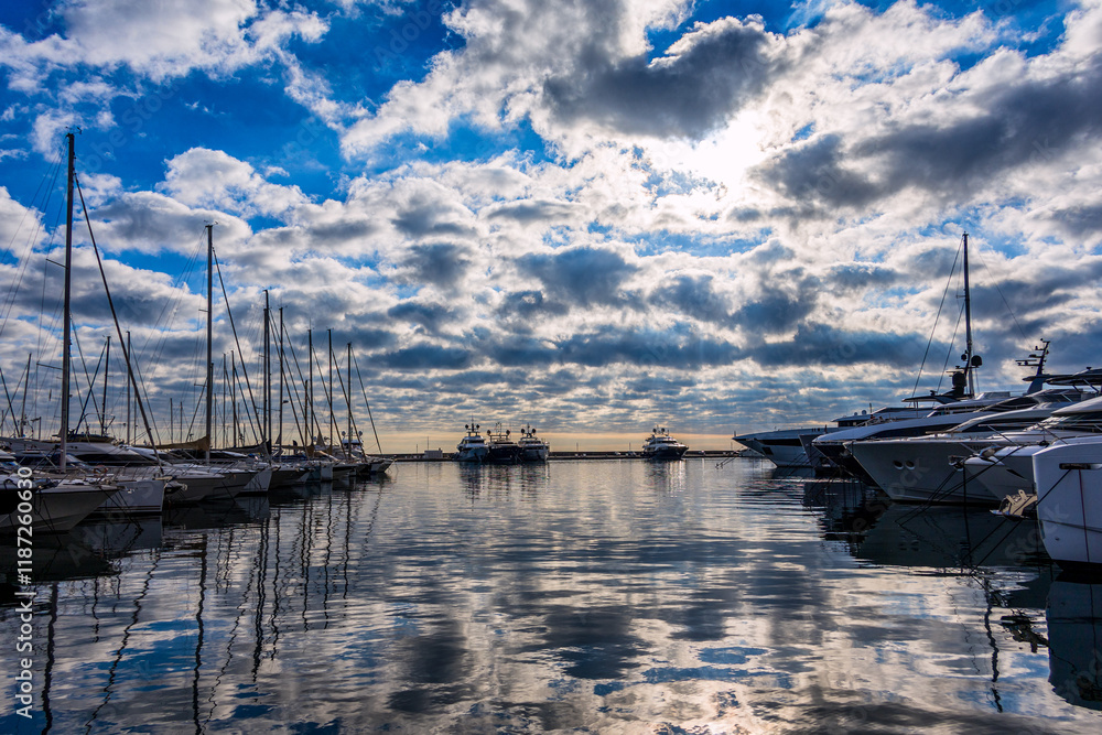 Sur les quais de Vallauris à Golfe-Juan en France Sur les quais de Vallauris à Golfe-Juan en France