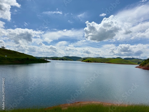 Lindo ceú azul com fundo para represa cheia de agua com cores vibrantes da natureza. photo