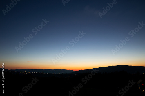 Fototapeta Naklejka Na Ścianę i Meble -  Zachód słońca na tle gór w Beskidach - Jaworzynka