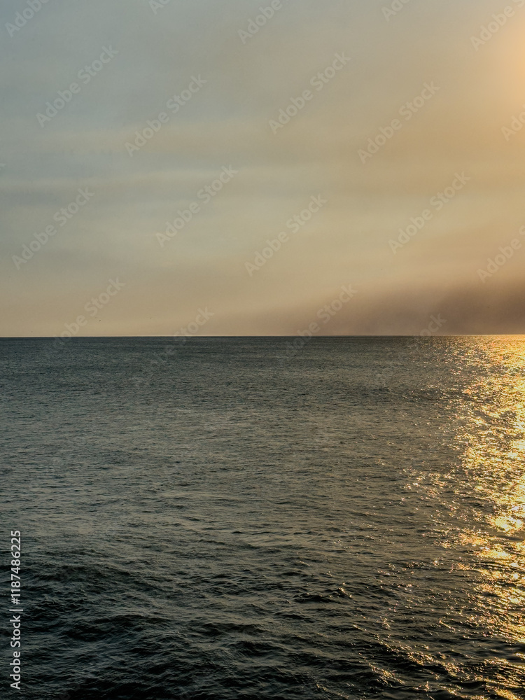 Obraz premium Ocean view looking towards the horizon with a smoke-filled sky