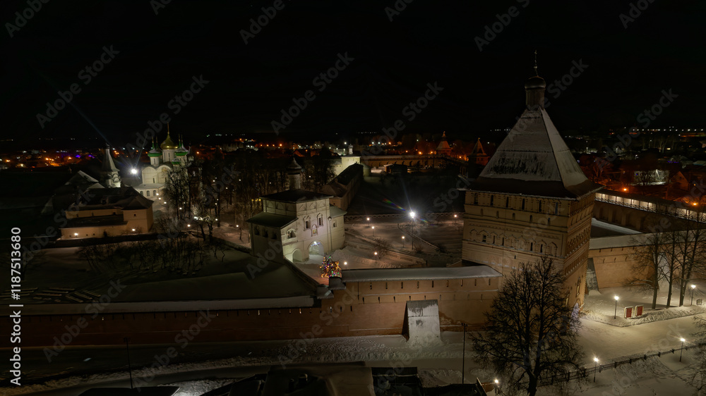 Obraz premium City at night with a large building in the center