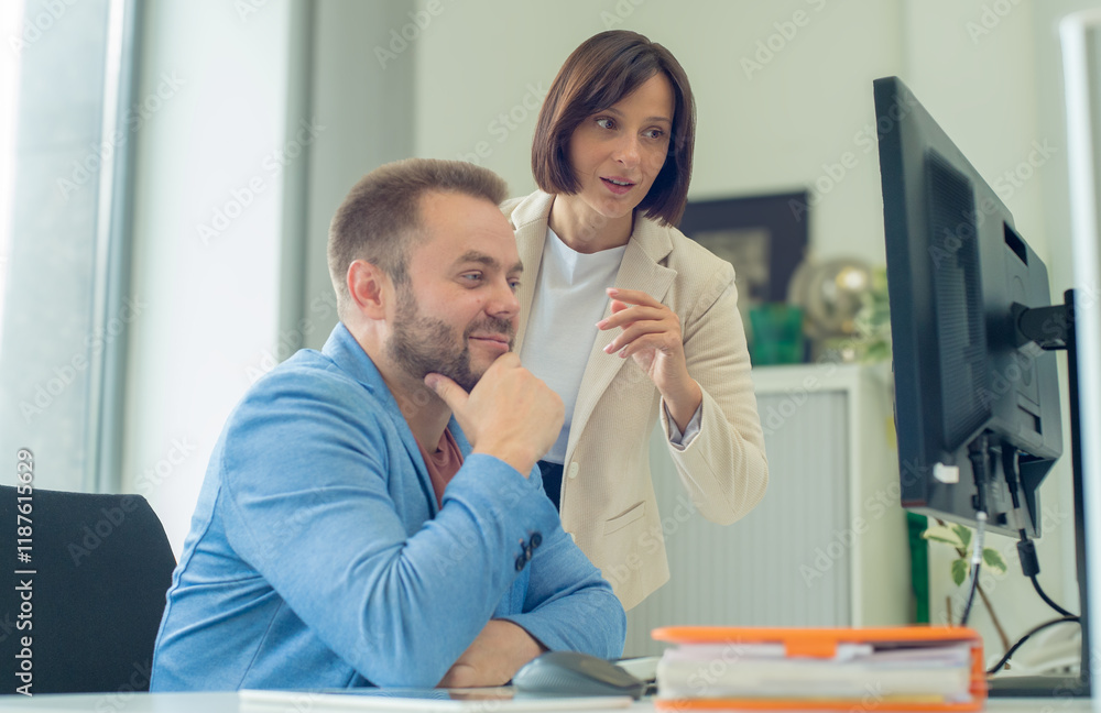 Obraz premium colleagues partners discuss plan choose consult