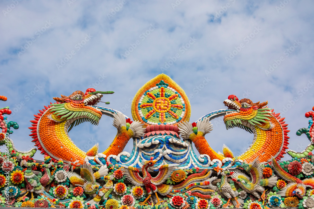 Fototapeta premium The historical figures crafted with cut-and-paste porcelain on the roof of Laomagong Guanyin Temple in Shantou China. These vibrant artworks showcase the intricate craftsmanship of Chaoshan.