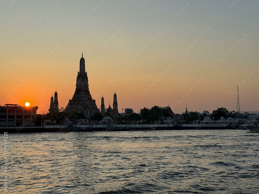 Obraz premium sunset over the city