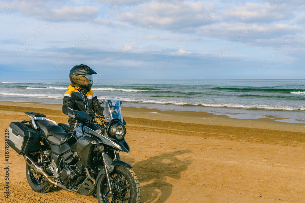 Obraz premium 海岸線を走るバイク