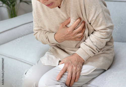 Foto an elderly woman with chest pains