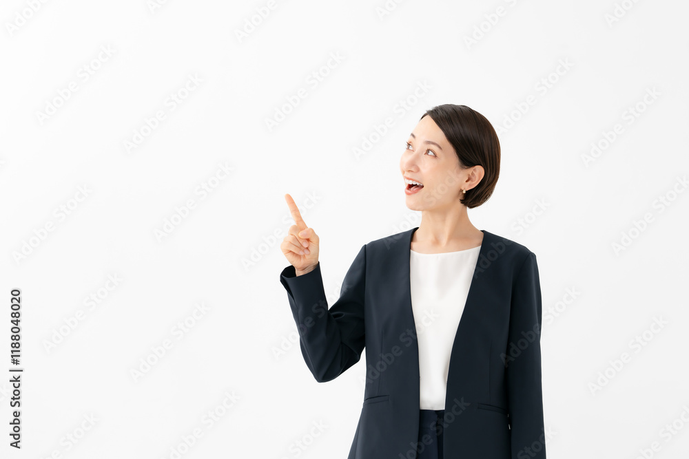 白背景で指をさす女性