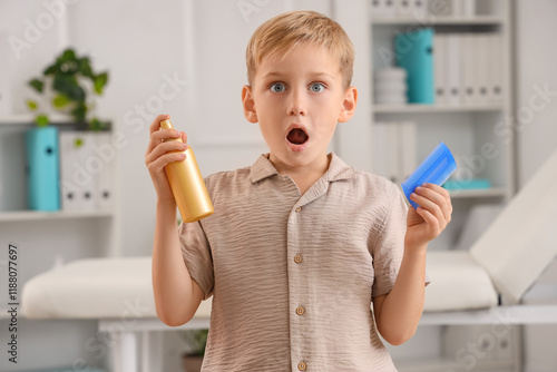 Shocked little boy with hea...