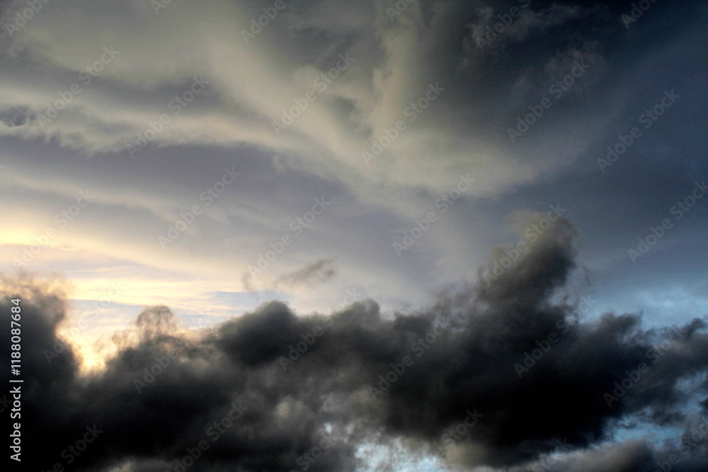 The appearance of clouds in the afternoon after heavy rain and strong winds hit. The appearance of clouds in the afternoon after heavy rain and strong winds hit.