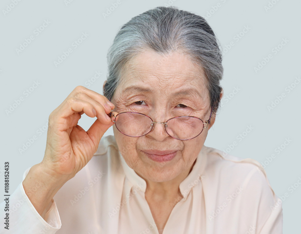 안경을 쓰고 있는 여성 어르신 _ 시니어 모델 안경을 쓰고 있는 여성 어르신 _ 시니어 모델
