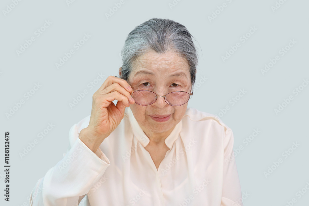 안경을 쓰고 있는 여성 어르신 _ 시니어 모델 안경을 쓰고 있는 여성 어르신 _ 시니어 모델