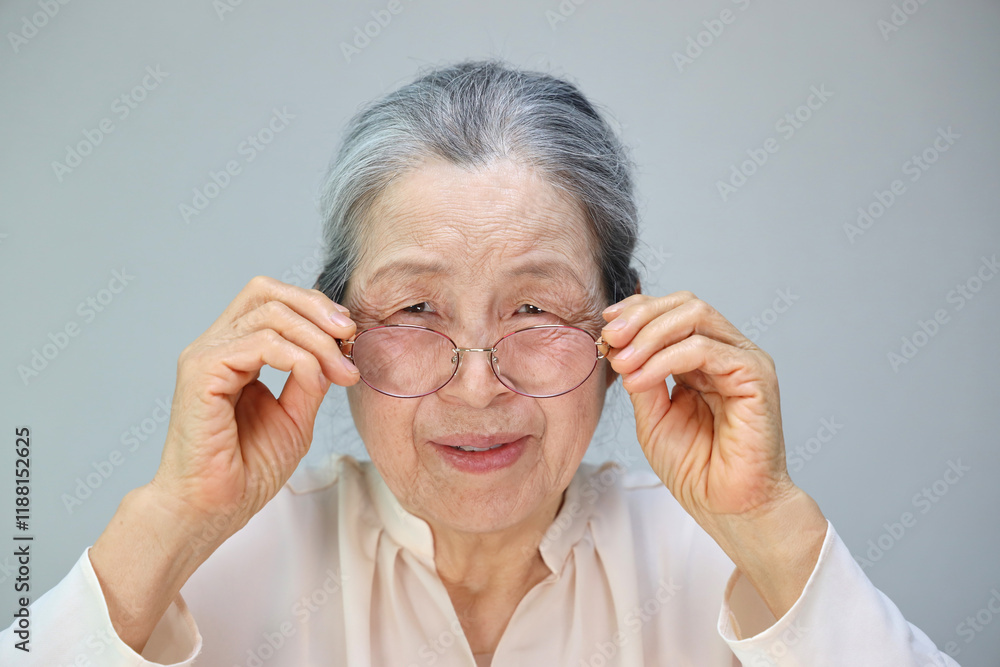 안경을 쓰고 있는 여성 어르신 _ 시니어 모델 안경을 쓰고 있는 여성 어르신 _ 시니어 모델