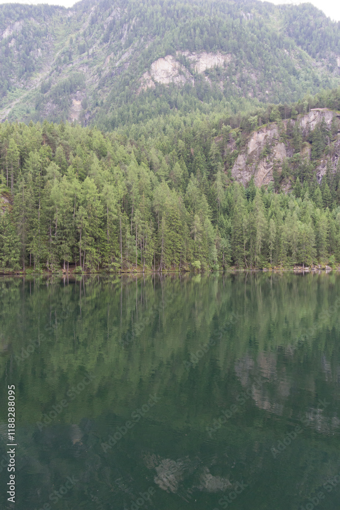 Fototapeta premium Voyage printemps Autriche forêt lac chalets en bois