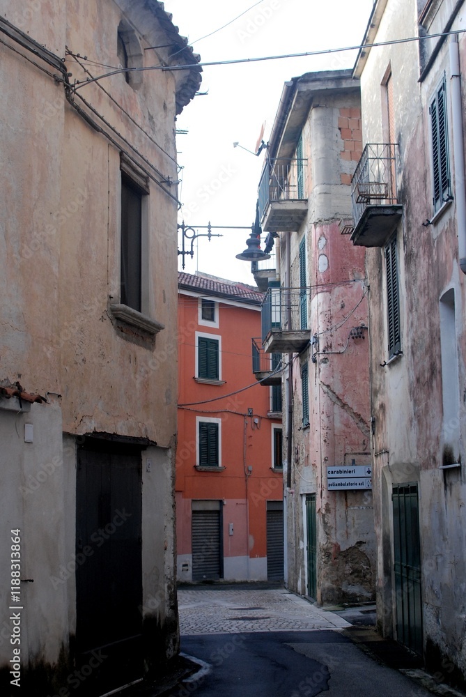 Fototapeta premium PAESAGGIO URBANO DI GIFFONI SEI CASALI,ITALIA,10 GENNAIO 2025.