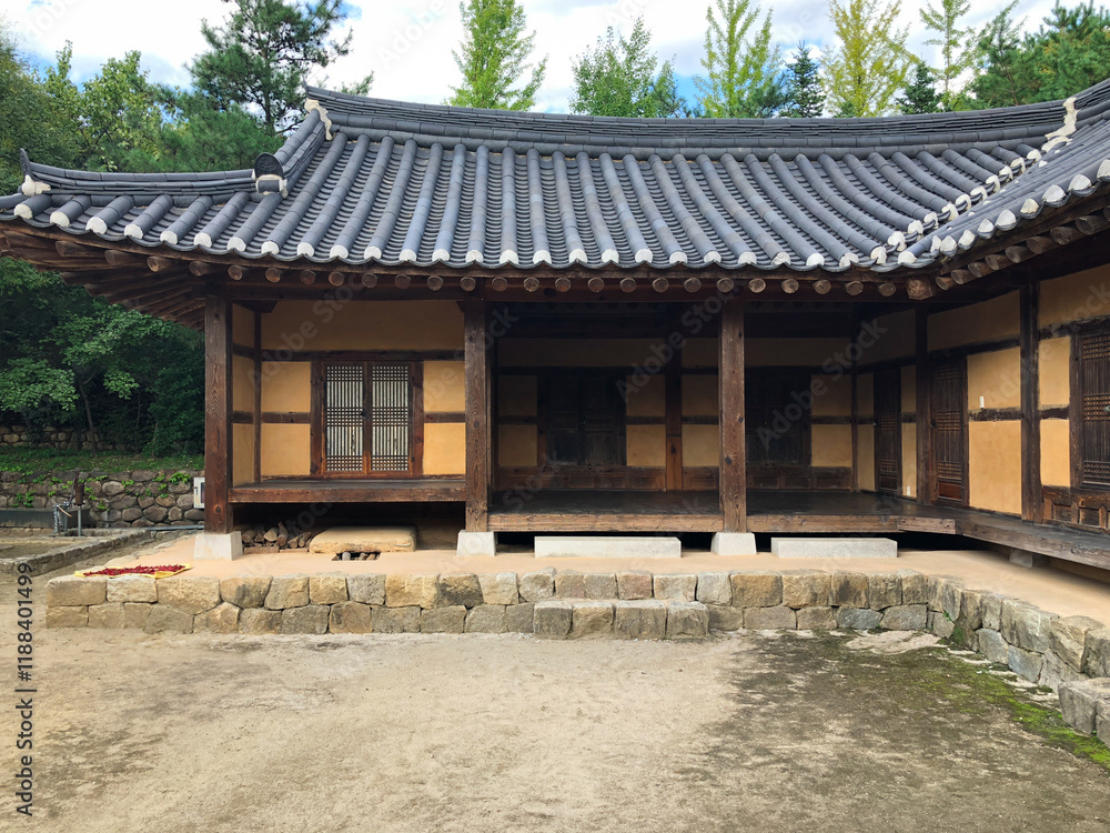 Obraz premium Beautiful traditional Korean wooden architecture, showcasing the elegance of Hanok style buildings.