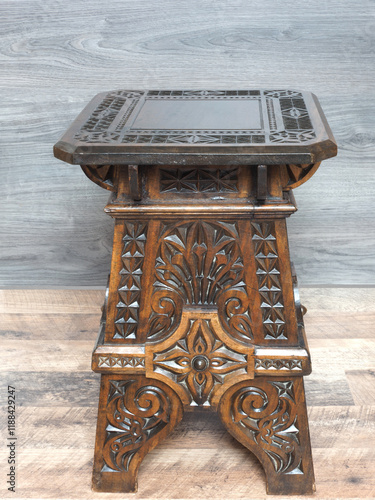 Alter kleiner historischer geschnitzter Blumentisch aus Lindenholz