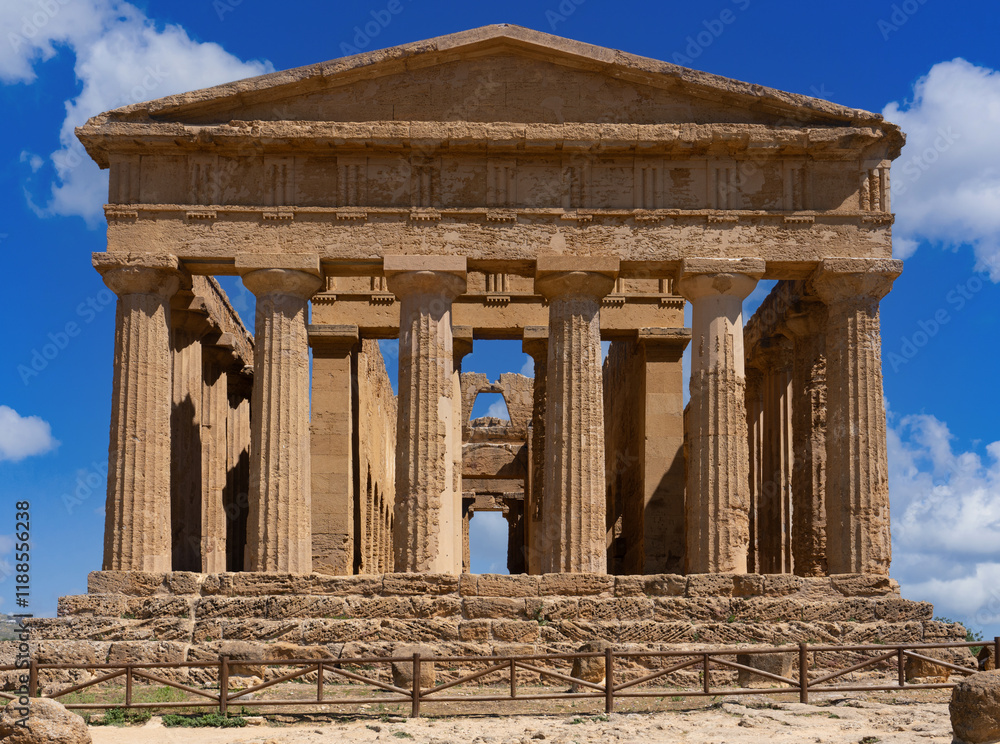 Fototapeta premium Temple of Concordia, at the valley of temples on the island of Sicily