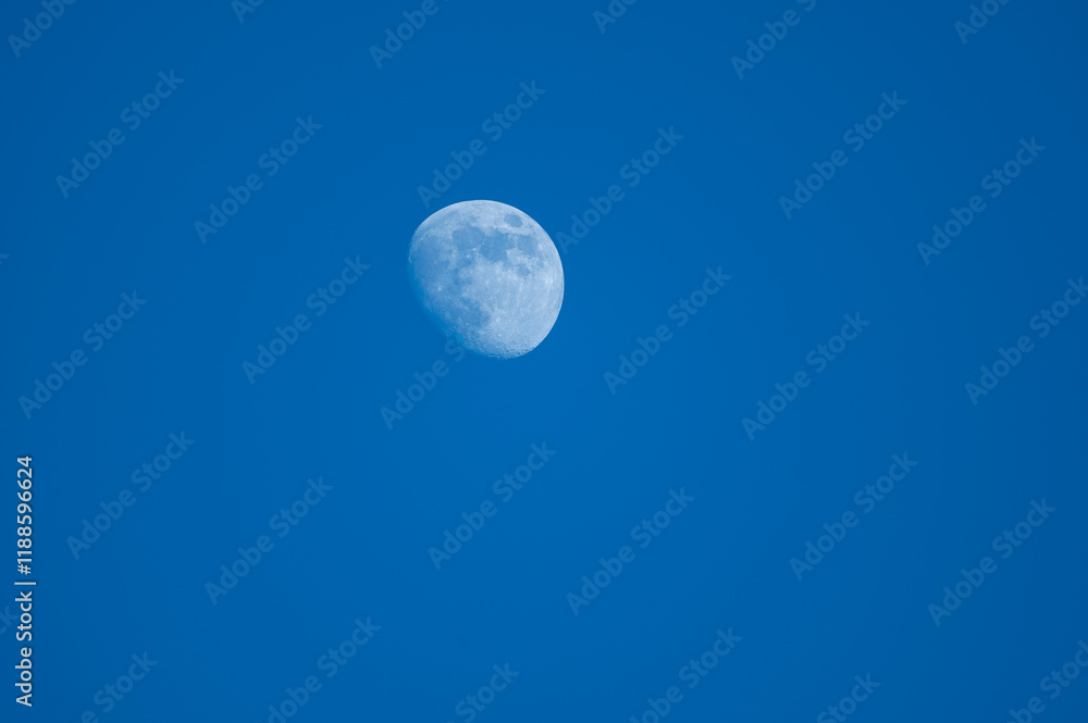, Deutschland, 10.01.2025, Der Mond leuchtet vor klarem, tiefblauem Himmel, eingefangen bei Tageslicht. Ideal für Wetterthemen, Naturaufnahmen oder entspannende Motive. , Deutschland, 10.01.2025, Der Mond leuchtet vor klarem, tiefblauem Himmel, eingefangen bei Tageslicht. Ideal für Wetterthemen, Naturaufnahmen oder entspannende Motive.