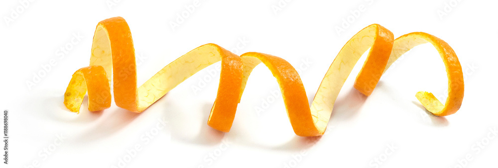 Fototapeta premium Skręcona skórka z pomarańczy leżąca na białym tle