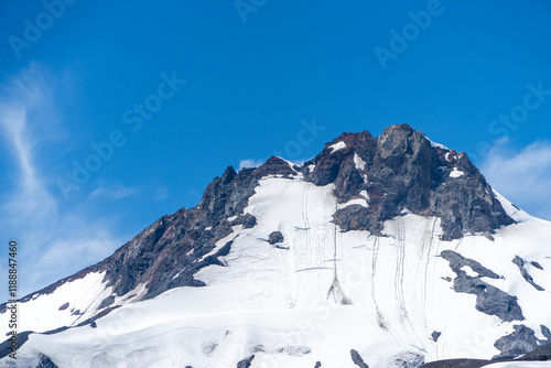 Obraz na płótnie Snow-Covered Rocky Mountain Peak w salonie