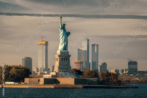 Cuadro en lienzo A breathtaking image of the iconic Statue of Liberty in Liberty Island, from Sta