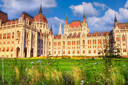 Obraz na płótnie City landscape - view of the Hungarian Parliament Building in the historical center of Budapest, Hungary w salonie
