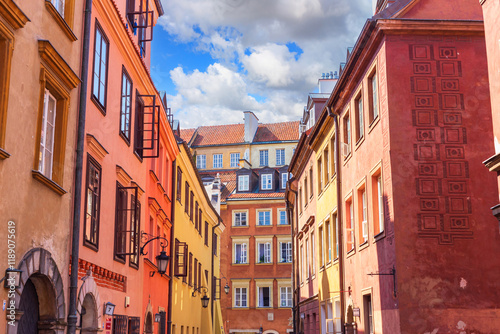 Obraz na płótnie Cityscape - view of narrow streets with colorful old houses in the Old Town of Warsaw, Poland w salonie
