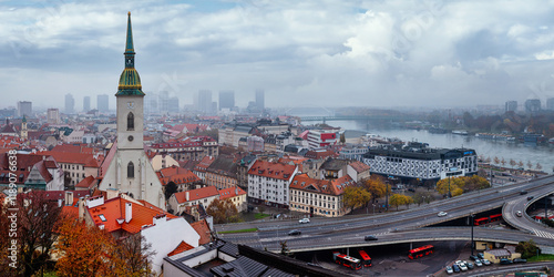 Obraz na płótnie Autumn cityscape - view of Bratislava with St. Martin's Cathedral and Danube River, Slovakia w salonie