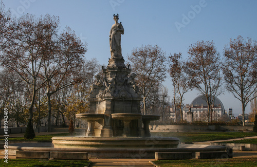 La place du Maréchal-Lyautey est située dans le 6e arrondissement de Lyon, à l'extrémité ouest du cours Franklin-Roosevelt, sur la rive gauche du Rhône  photo