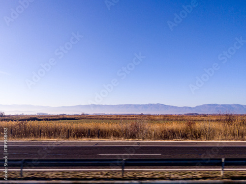 Obraz na płótnie View to field and mountain from highway w salonie