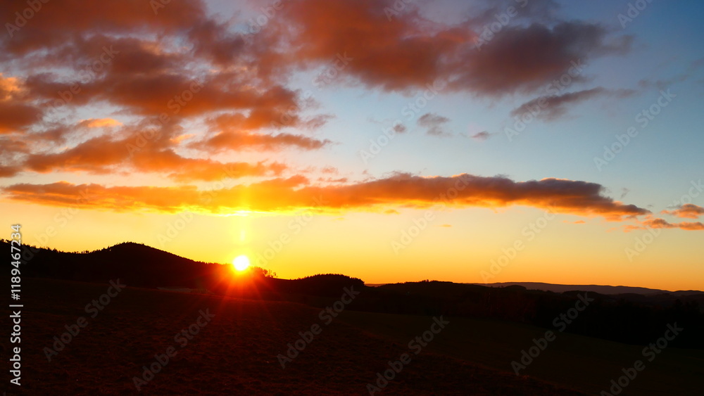 am Horizont aufgehende Sonne in der Buckligen Welt, Niederösterreich (5) am Horizont aufgehende Sonne in der Buckligen Welt, Niederösterreich (5)