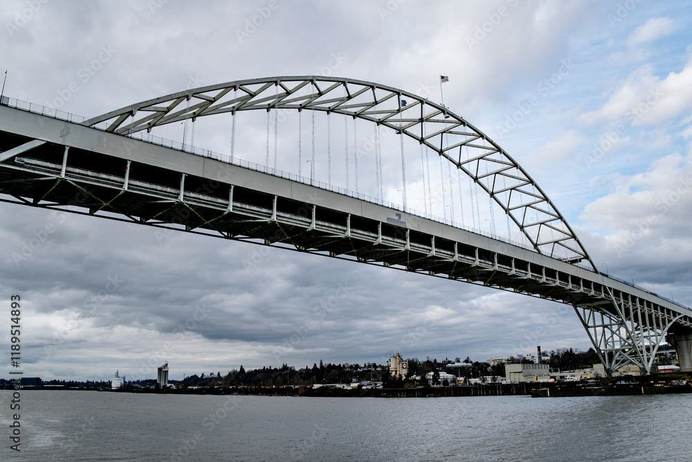 Obraz premium Fremont Bridge on a stormy day in Portland, Oregon