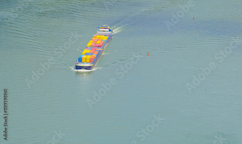 Containerschiff auf Fluss photo