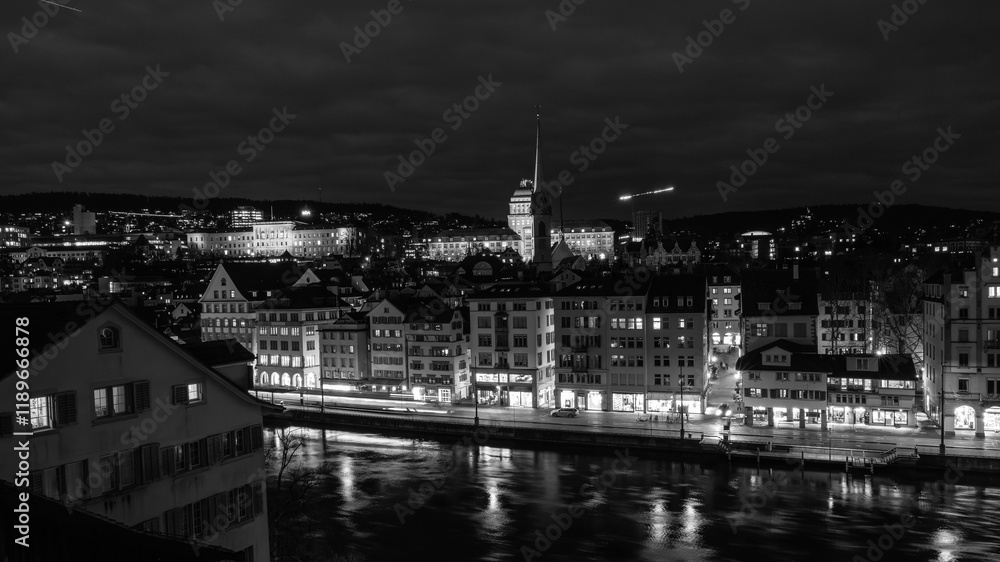 Obraz premium Nighttime View of Historic City Center with Illuminated Cathedral and Buildings in Zurich