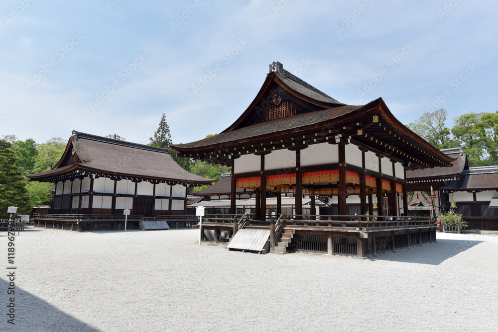 Obraz premium 下鴨神社 神服殿と舞殿 京都市左京区