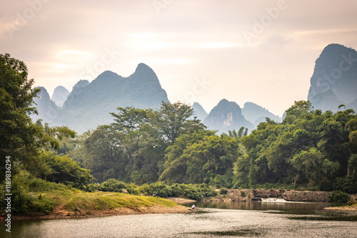 Photography li river in yangshuo, yangshuo, guilin, china, karst landscape, limestone, sunse