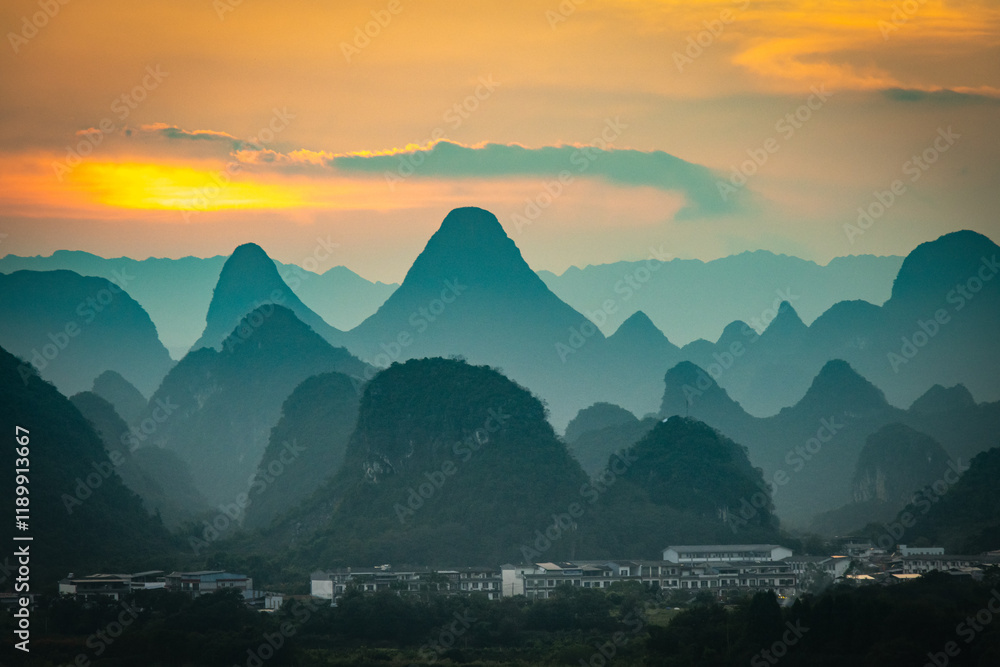 Obraz premium karst formations of yangshuo, guilin, yangshuo, china, sunset
