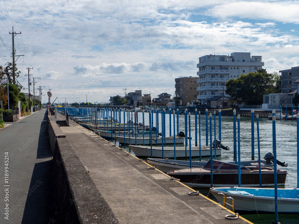Fototapeta premium 浜名湖の弁天島の街並みと水路の風景