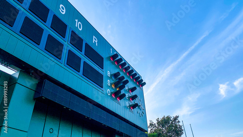 緑が映える野球場のスコアボード