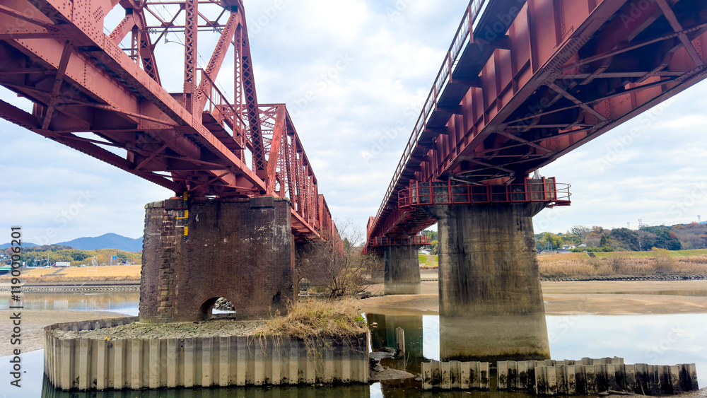 Naklejka premium 菊池川を渡る赤い鉄道橋