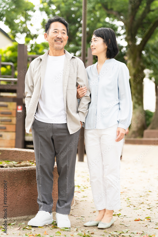 散歩をする熟年夫婦 ライフスタイルイメージ 散歩をする熟年夫婦 ライフスタイルイメージ
