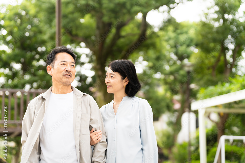 散歩をする熟年夫婦 ライフスタイルイメージ 散歩をする熟年夫婦 ライフスタイルイメージ